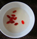 清炖狮子头,再准备几粒<a style='color:red;display:inline-block;' href='/shicai/ 142822'>枸杞子</a>,洗净,用开水烫过