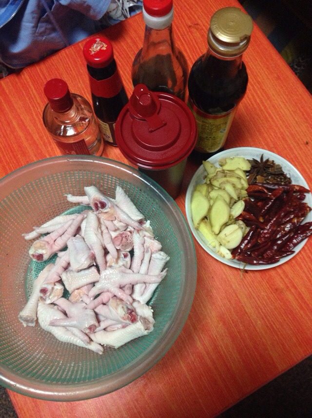 姜辣凤爪,材料准备，<a style='color:red;display:inline-block;' href='/shicai/ 4552'>凤爪</a>洗净沥水～<a style='color:red;display:inline-block;' href='/shicai/ 2800'>生姜</a>切片