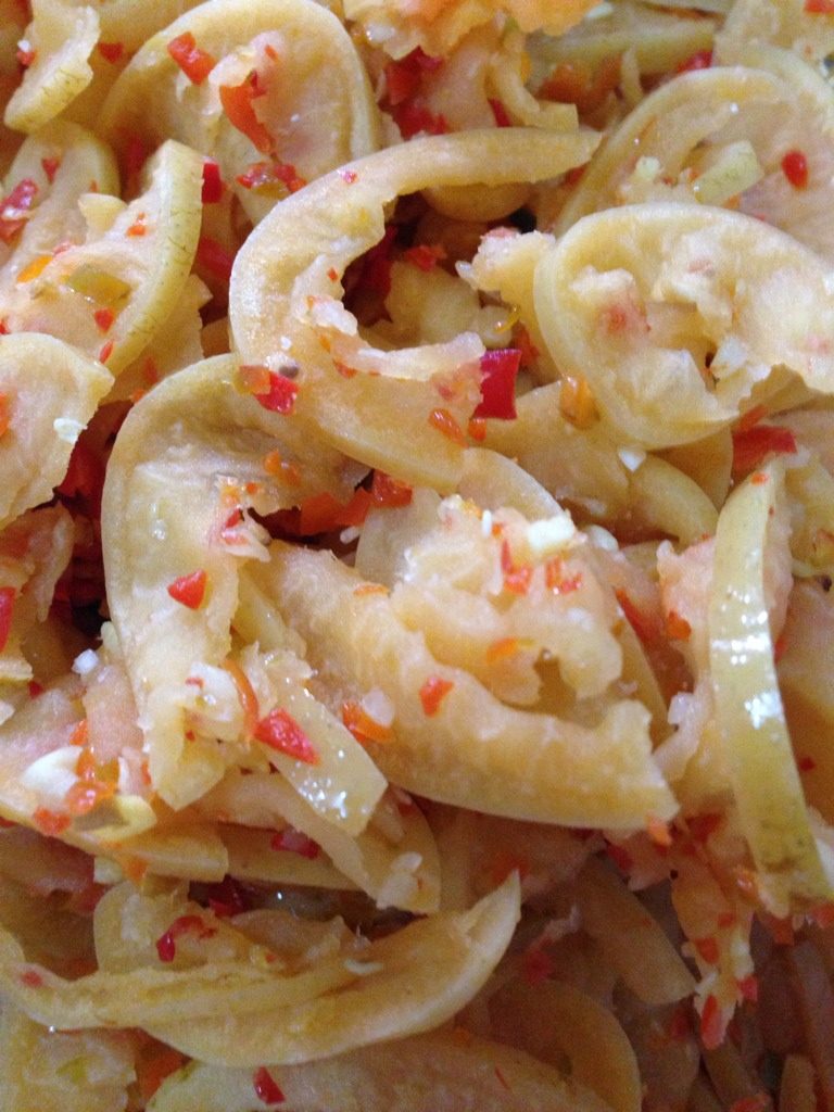 腌柚子皮,再拌入之前剁好的剁辣椒,倒入几勺麻油即可食,放久点味道更好。