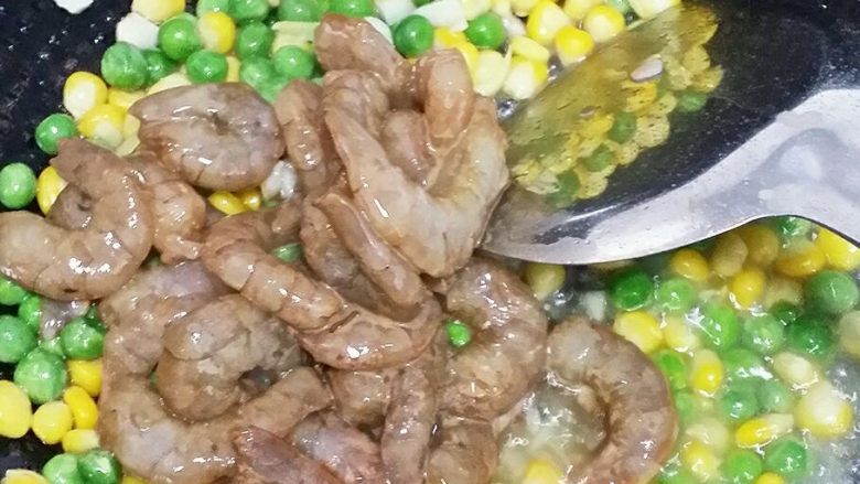 虾仁青豆玉米,4. 倒入虾仁,