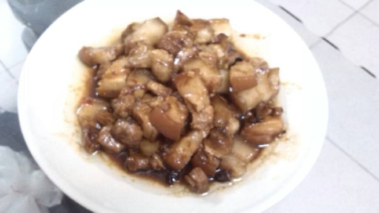 红烧五花肉,上锅。
30分钟就OK了!上锅前放小勺<a style='color:red;display:inline-block;' href='/shicai/ 762'>老抽</a>调色~