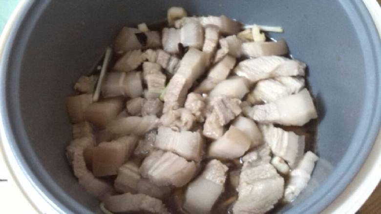 红烧五花肉,调料放锅。
调好调味料,连同五花肉拌均匀。可以按煮饭键开始了!