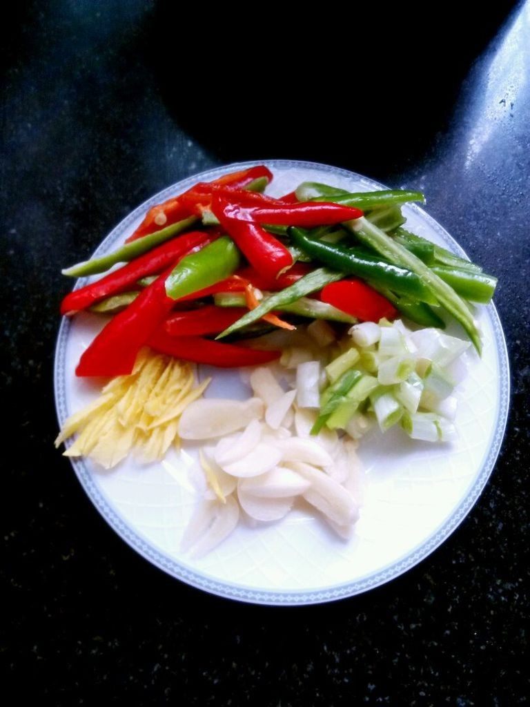 鱼香茄子,3. 青红椒,葱姜蒜切好。