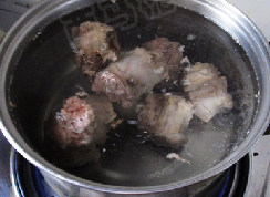 牛尾山药煲,锅中注入冷水,同时下入牛尾,水开后再煮2分钟