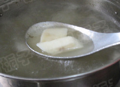 牛尾山药煲,加入铁根山药块,继续煲至1小时