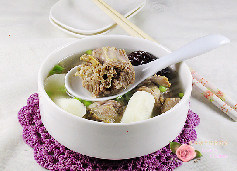 牛尾山药煲,加入盐,<a style='color:red;display:inline-block;' href='/shicai/ 720'>胡椒粉</a>,调味即可