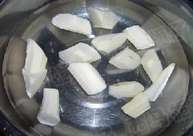 可乐山药,山药去皮，切成滚刀块。泡在水中