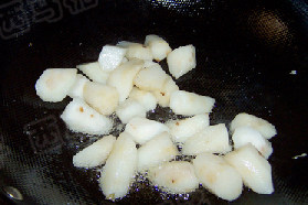 可乐山药,锅中注入适量的油，下入山药块，煎至山药表皮微黄