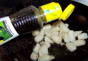 可乐山药,加入适量的<a style='color:red;display:inline-block;' href='/shicai/ 692'>酱油</a>，翻炒均匀