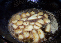 可乐山药,加入适量的盐，烧开转小火