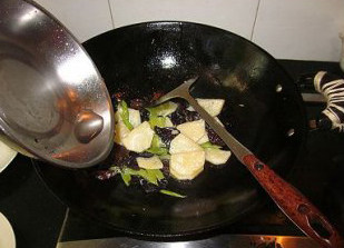 焦糖核桃小炒山药木耳,加入适量的盐和一点点的<a style='color:red;display:inline-block;' href='/shicai/ 788'>生抽</a>,翻炒均匀后出锅,将做好的焦糖核桃撒在菜的表面即可