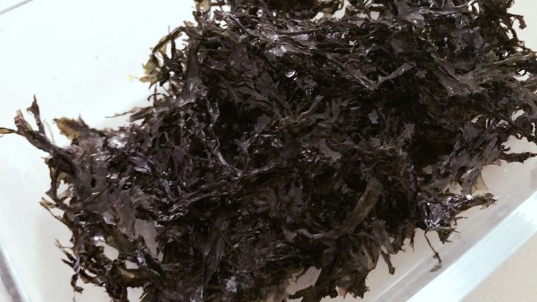 宝宝辅食:自制海苔,二、烤箱版本:
1、将免洗紫菜一层一层撕碎,尽量撕薄一点哈,放在大碗中。