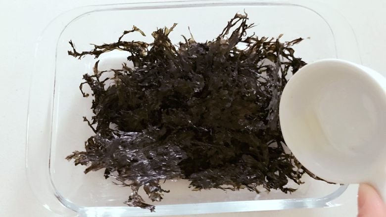 宝宝辅食:自制海苔,二、烤箱版本:
2、加一勺油,用筷子拌匀。
》此时预热烤箱,130度,上下火。