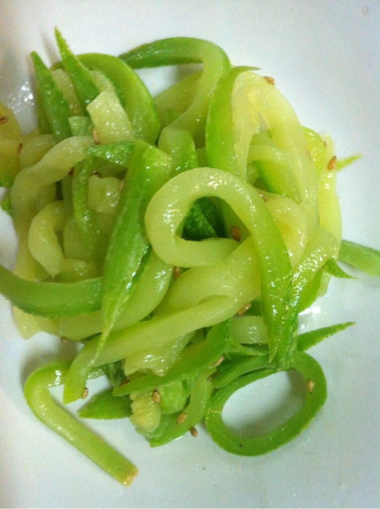 石锅拌饭,如图焯水后放入容器加入精盐 味精 芝麻 用香油拌均