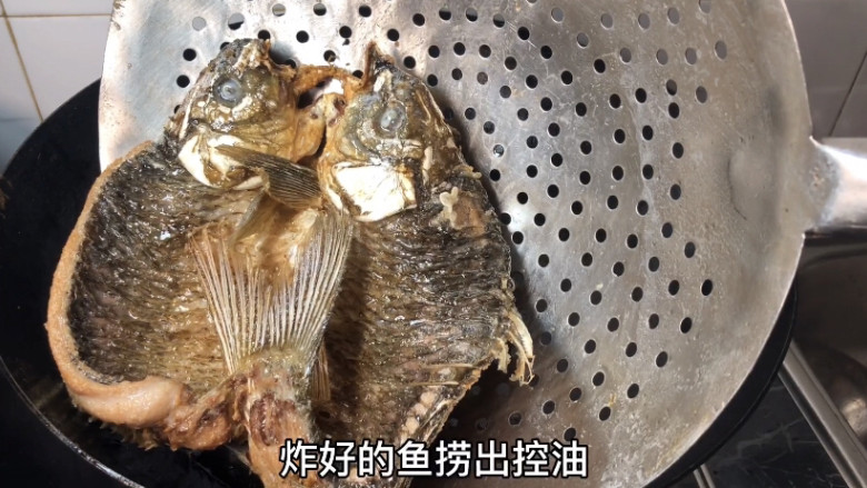 家庭版烤鱼制作方法,炸好的鱼捞出控油