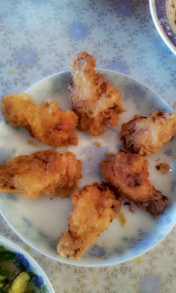 炸鸡腿,把腌制好的<a style='color:red;display:inline-block;' href='/shicai/ 92'>鸡腿</a>（在超市买的现成的）裹上面糊状的面粉。放在锅里炸到金黄色。即可