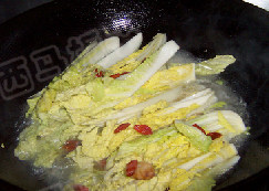金汤娃娃菜 ,下入娃娃菜和一半的枸杞,煮至娃娃菜透明