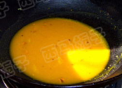金汤娃娃菜 ,熟南瓜和煮娃娃菜的高汤,一同加入到料理机中搅打成细腻的汤糊