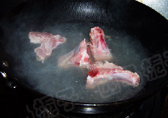 萝卜枸杞排骨汤 ,<a style='color:red;display:inline-block;' href='/shicai/ 434'>排骨</a>洗净焯水备用
