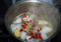 萝卜枸杞排骨汤 ,加入<a style='color:red;display:inline-block;' href='/shicai/ 673'>枸杞</a>继续煲20分钟。加入盐和<a style='color:red;display:inline-block;' href='/shicai/ 756'>鸡精</a>调味即可