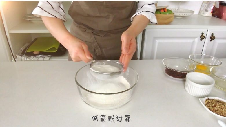 宝宝辅食:海苔脆饼,将低筋粉过筛。