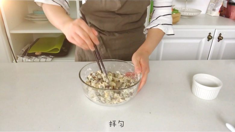 宝宝辅食:海苔脆饼,倒入提前处理好的蔓越莓碎、核桃碎,用筷子拌匀。