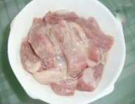 枸杞酸甜肉块,<a style='color:red;display:inline-block;' href='/shicai/ 8277'>猪颈肉</a>切块，用盐、<a style='color:red;display:inline-block;' href='/shicai/ 126207'>自制酒酿</a>和<a style='color:red;display:inline-block;' href='/shicai/ 512'>玉米淀粉</a>腌制片刻待用