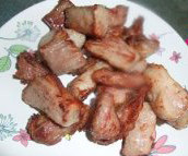 枸杞酸甜肉块,炒锅里放入食用油,油热后把肉块,煎炸至转色,炒起放在碟子上