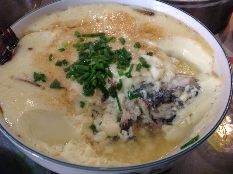 鲫鱼炖蛋,如图吃到底下的一层豆腐和鱼肉 口感很鲜嫩哦 小朋友也很适合吃