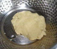 鬼脸南瓜塔,轻压到下方的方式混合成面团,包上保鲜膜,冷藏一小时