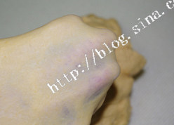南瓜芝士什锦小面包 ,南瓜蒸熟后，用搅拌机打成<a style='color:red;display:inline-block;' href='/shicai/ 7594'>南瓜泥</a>备用。主面团中的材料除<a style='color:red;display:inline-block;' href='/shicai/ 887'>黄油</a>外，混合揉成面团，再加入<a style='color:red;display:inline-block;' href='/shicai/ 887'>黄油</a>，继续揉到完全扩展阶段，出薄膜为止。