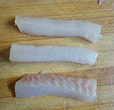 杏鲍菇爆鲈鱼,割下鱼皮后,把鱼肉切成条