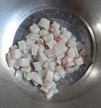 杏鲍菇爆鲈鱼,用手挤下水份,加入盐和<a style='color:red;display:inline-block;' href='/shicai/ 718'>料酒</a>用手抓匀