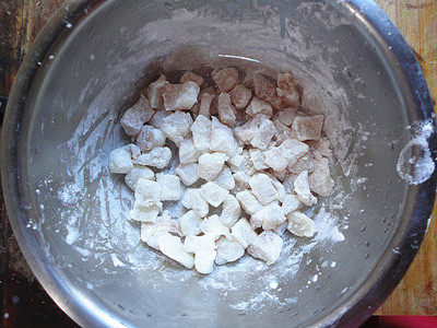 杏鲍菇爆鲈鱼,放入淀粉用手抓匀,腌制十分钟