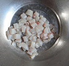 黄瓜爆鲈鱼 ,切好的肉放入水中洗掉粘液和腥味,沥去水份,加入盐和<a style='color:red;display:inline-block;' href='/shicai/ 718'>料酒</a>用手抓匀后,再用生粉拌匀,每一块鱼肉都要沾上粉