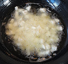 黄瓜爆鲈鱼 ,锅中入油,烧到六七成热,放入鱼肉,炸到定型,不要炸时间长