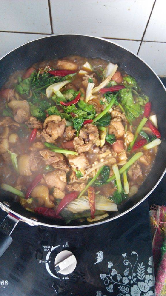 鸡公煲家常做法,我用的料是现成的三五麻辣烫料，菜呢比如<a style='color:red;display:inline-block;' href='/shicai/ 335'>鱼丸</a>虾丸蟹棒香菇丸<a style='color:red;display:inline-block;' href='/shicai/ 437'>火腿肠</a><a style='color:red;display:inline-block;' href='/shicai/ 234'>金针菇</a><a style='color:red;display:inline-block;' href='/shicai/ 7201'>鲜蘑</a><a style='color:red;display:inline-block;' href='/shicai/ 121'>生菜</a><a style='color:red;display:inline-block;' href='/shicai/ 155'>油麦菜</a><a style='color:red;display:inline-block;' href='/shicai/ 3303'>乌塌菜</a>油菜菠菜等总之根据自己的喜好添加菜类，条件允许可以用石锅做我用的炒勺