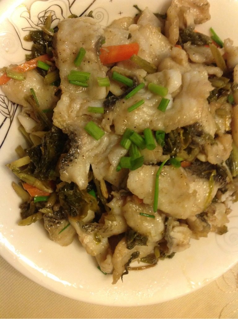雪菜炒鱼片,放入鱼片,加少许水,掂锅几下撒葱花装盘即可。