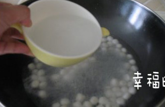 杂果小圆子,小圆子放在开水里煮熟