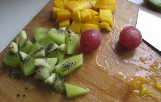 杂果小圆子,将芒果、<a style='color:red;display:inline-block;' href='/shicai/ 596'>猕猴桃</a>、去皮切块，<a style='color:red;display:inline-block;' href='/shicai/ 2266'>提子</a>洗净