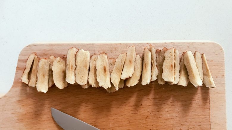 宝宝辅食:红枣山药糖水,将红枣去核,切小块。【或】 把红枣蒸熟然后去皮,红枣蒸熟后很好去皮,去皮后更容易消化,一岁以下咀嚼能力有限的小小宝,可以考虑去皮。