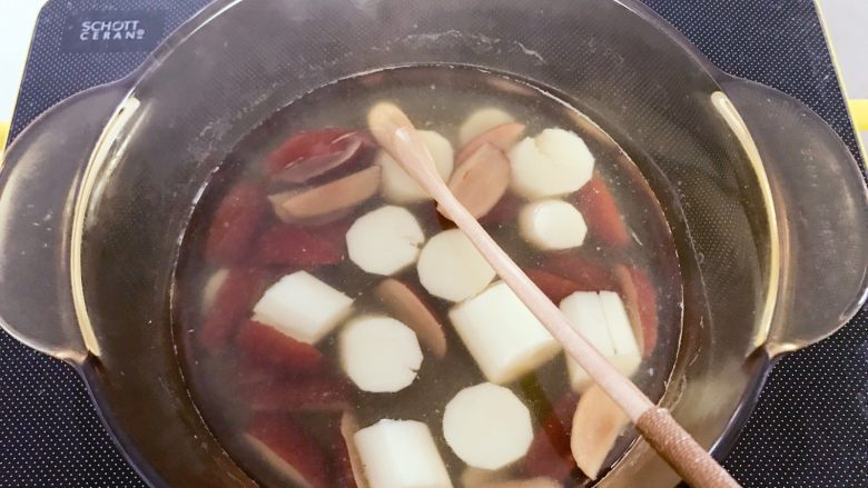 宝宝辅食:红枣山药糖水,一直炖煮至山药变得又粉又软就可以啦。