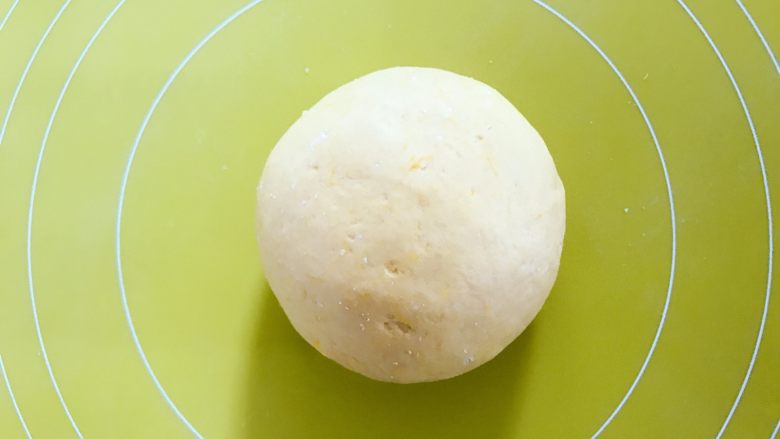 宝宝辅食:南瓜豆沙包,然后用手将面团搓揉成较光滑的面团。
》未发酵前的面团表面有点粗糙的,没有关系的哈。