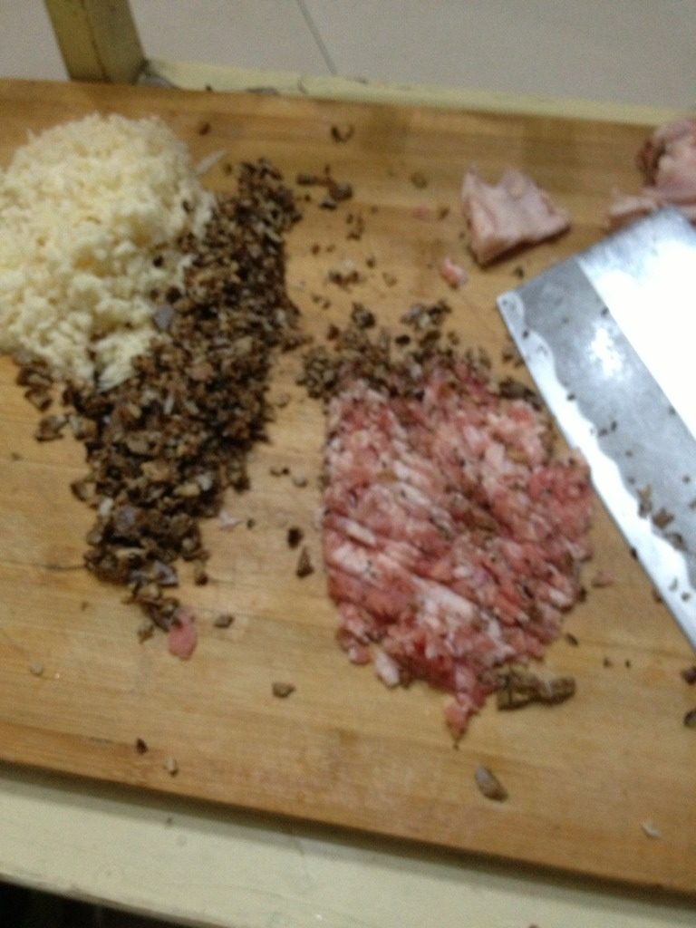 莲菜馅饼,将材料拌一起加入香油、酱油、盐、花椒粉搅拌均匀。和面包馅饼，用电饼铛烙好即可