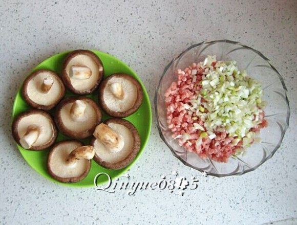 #年夜饭#香菇酿肉,把葱姜切碎,放肉馅里;<a style='color:red;display:inline-block;' href='/shicai/ 230'>香菇</a>洗净