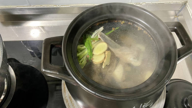 红烧羊肉煲➕胡萝卜煲羊排,羊排用焯水的原汤浇干净,放入砂锅
