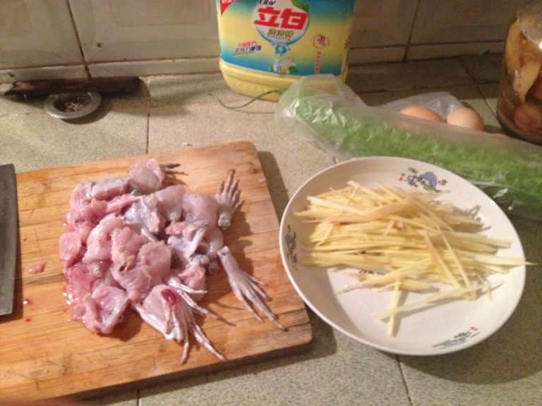 姜丝牛蛙,先把牛蛙切块，姜切丝，<a style='color:red;display:inline-block;' href='/shicai/ 62'>辣椒</a>切碎