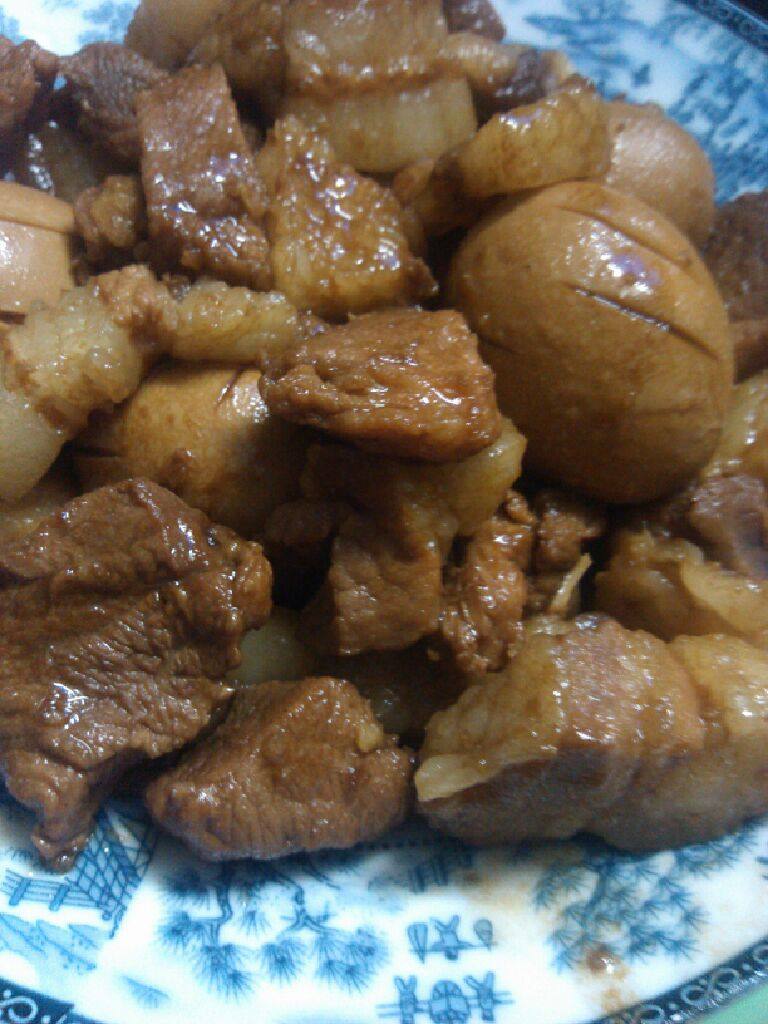 花肉焖卤蛋,上碟前试味后放半勺<a style='color:red;display:inline-block;' href='/shicai/ 10588'>糖</a>，大火收汁就可以上碟了。