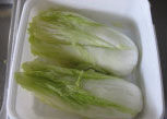 梨汁辣白菜,将白菜切开,撒上粗盐,脱水4-5小时
