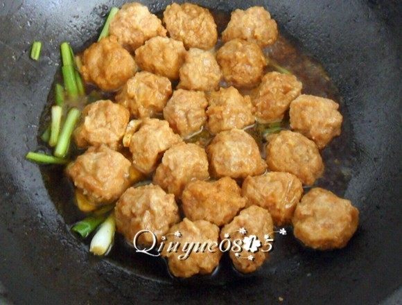 #年夜饭#糖醋牛肉丸子,倒入丸子,放适量盐。